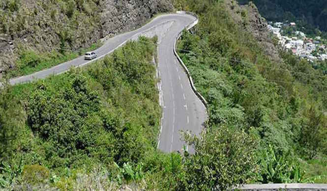 Éboulis sur la route de Cilaos: Circulation par alternat dans plusieurs secteurs