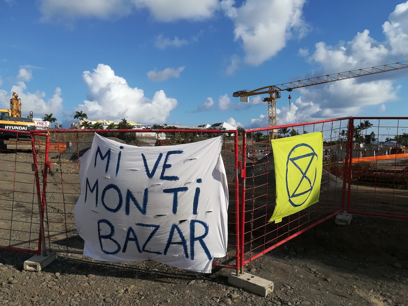 📷 St-Pierre: Action de rebellion sur la future zone commerciale Casabona