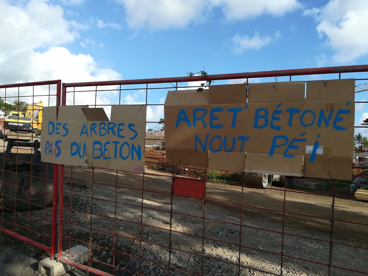 📷 St-Pierre: Action de rebellion sur la future zone commerciale Casabona