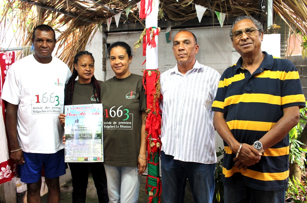 Honoré Rabesahala (à droite), les membres et officiants de Miaro militent pour une plus grande inscription de l'ancestralité malgache dans l'espace public réunionnais