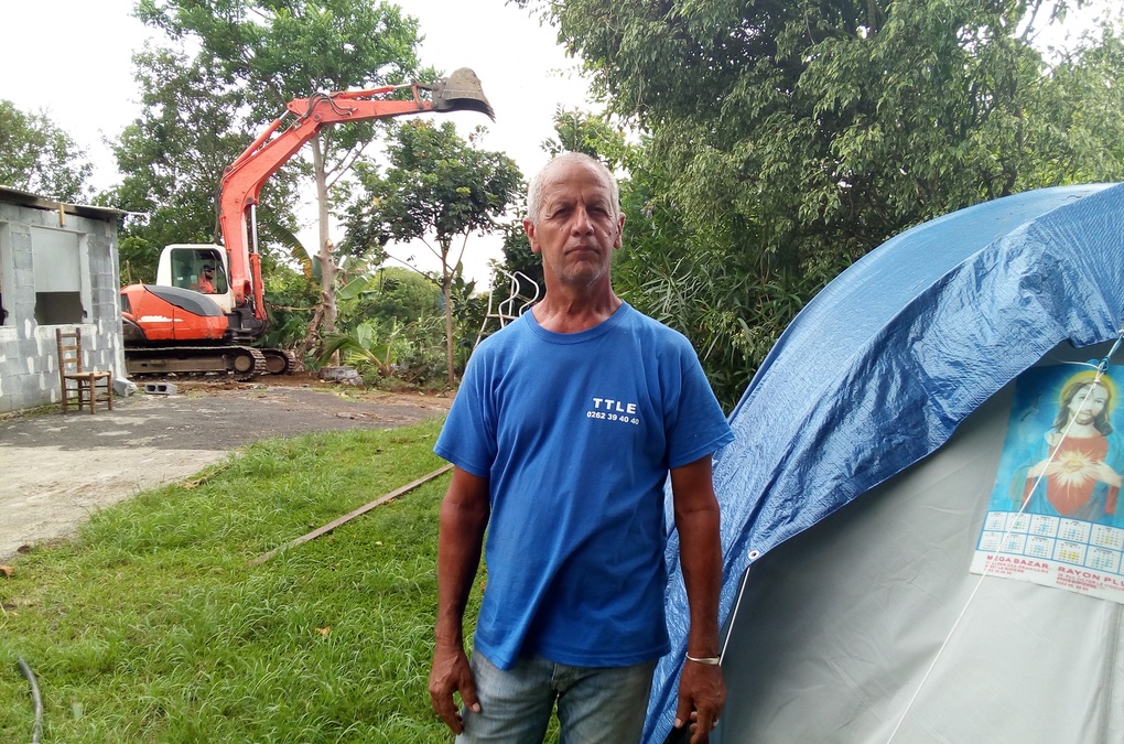 Construction illégale : Un agriculteur démolit sa maison et vit désormais sous une tente