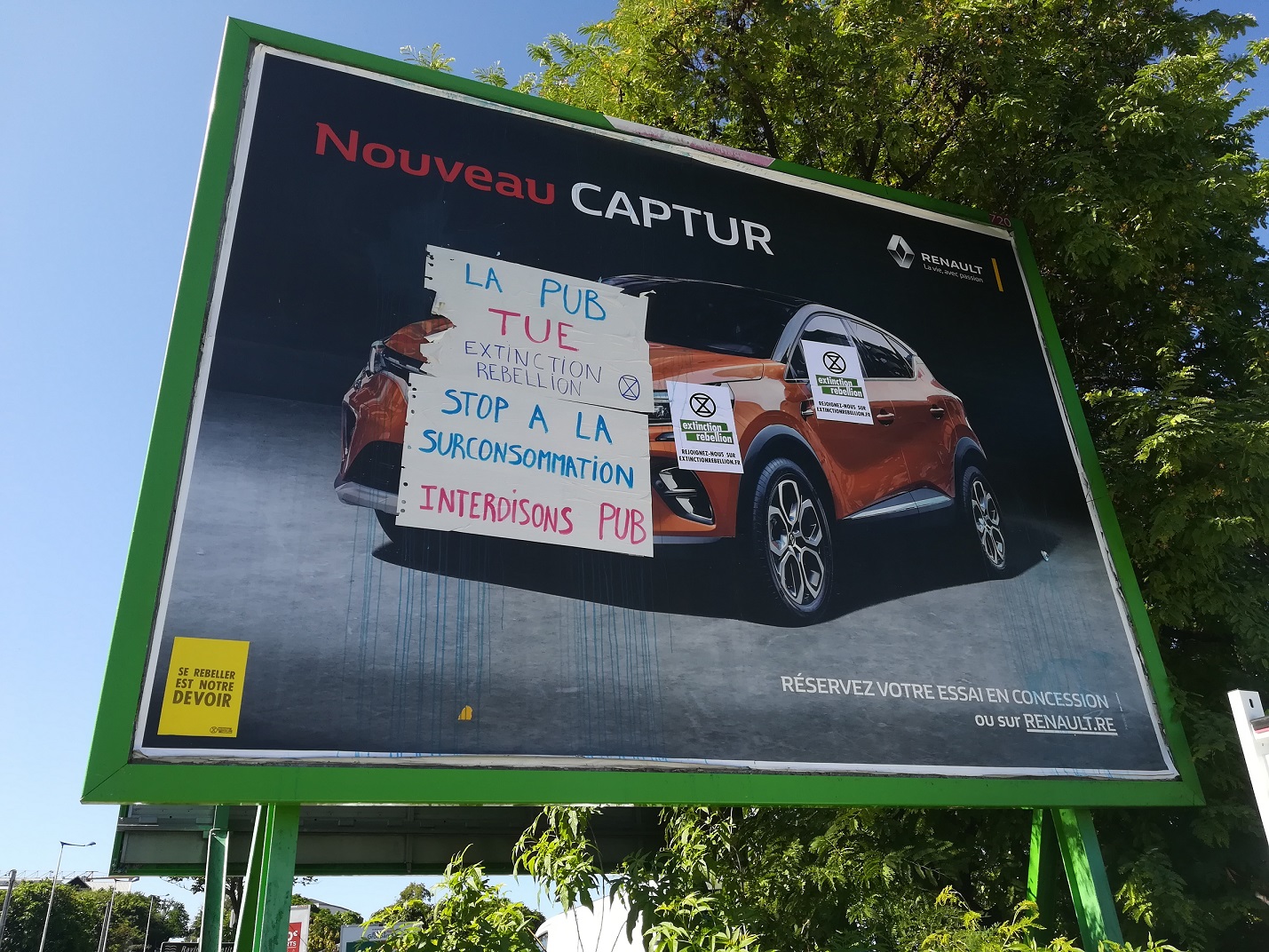 Extinction Rébellion Réunion dit stop à la publicité dans les espaces publics
