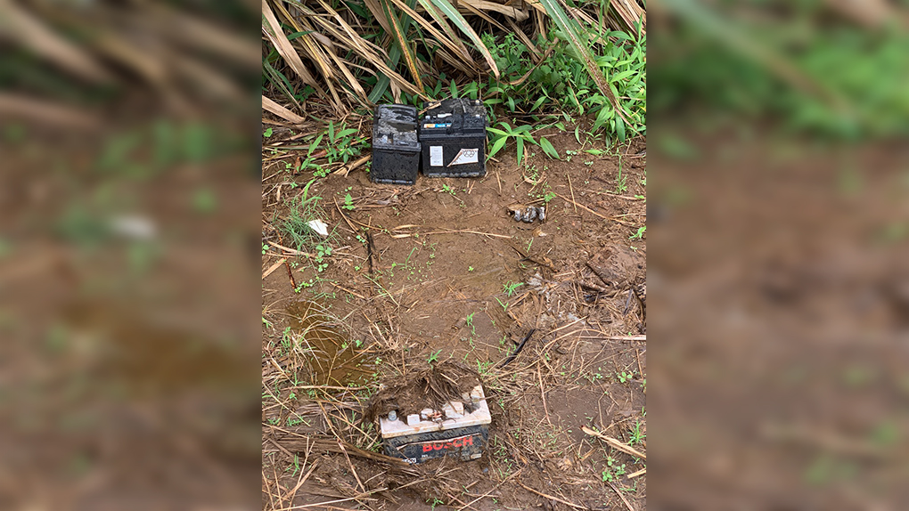 Petite-Île : Des batteries abandonnées sur le bord de la route