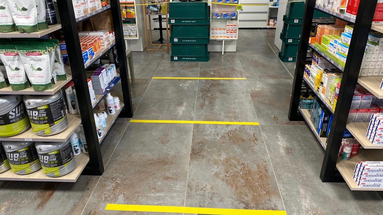 Dans cette pharmacie du chef-lieu, un espace d'un mètre est marqué au sol pour les clients qui font la queue