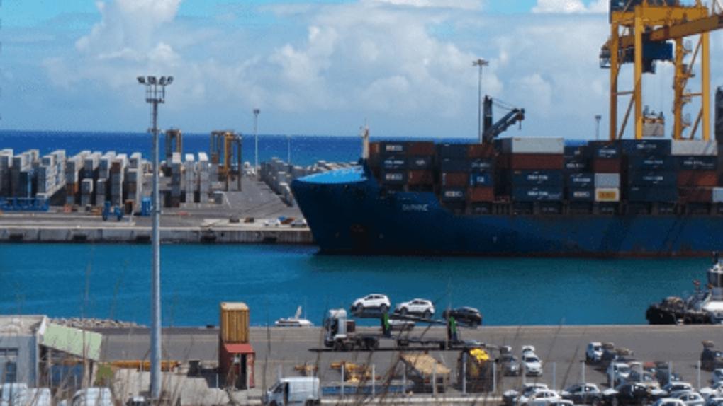 Fret maritime: Engorgement des terre-pleins du port maritime, la Région envisage le fret aérien pour les "cas d'urgence"