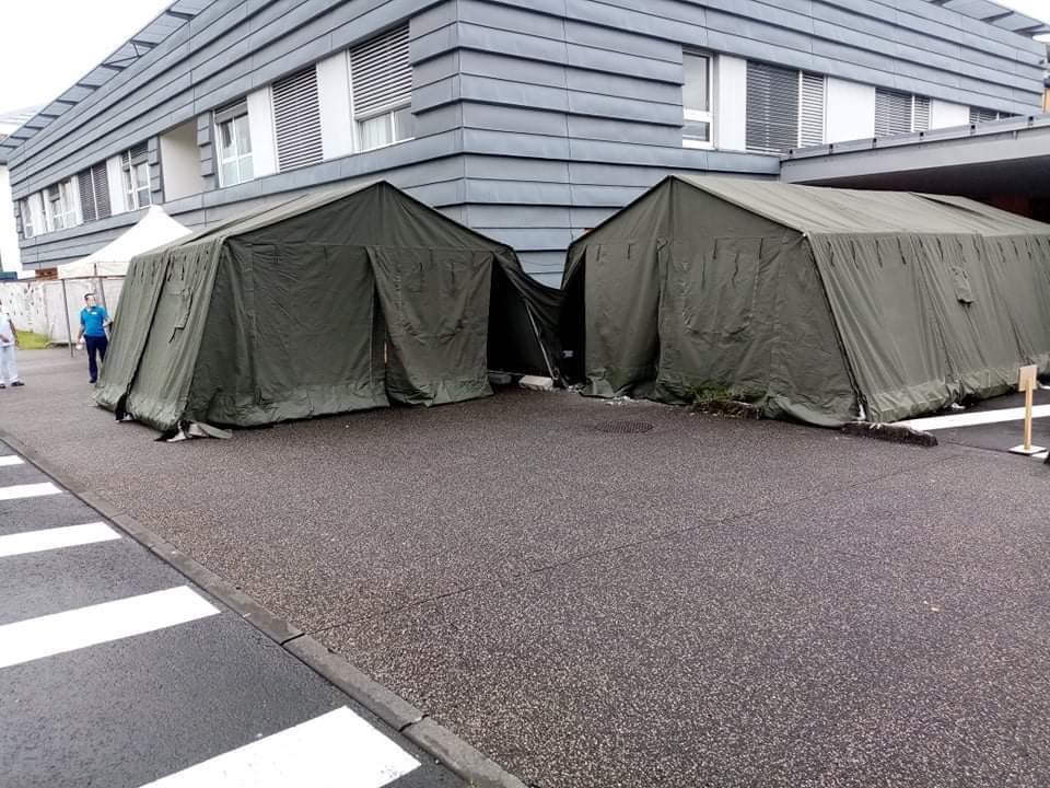 St-Benoît: Deux tentes militaires installées devant le GHER