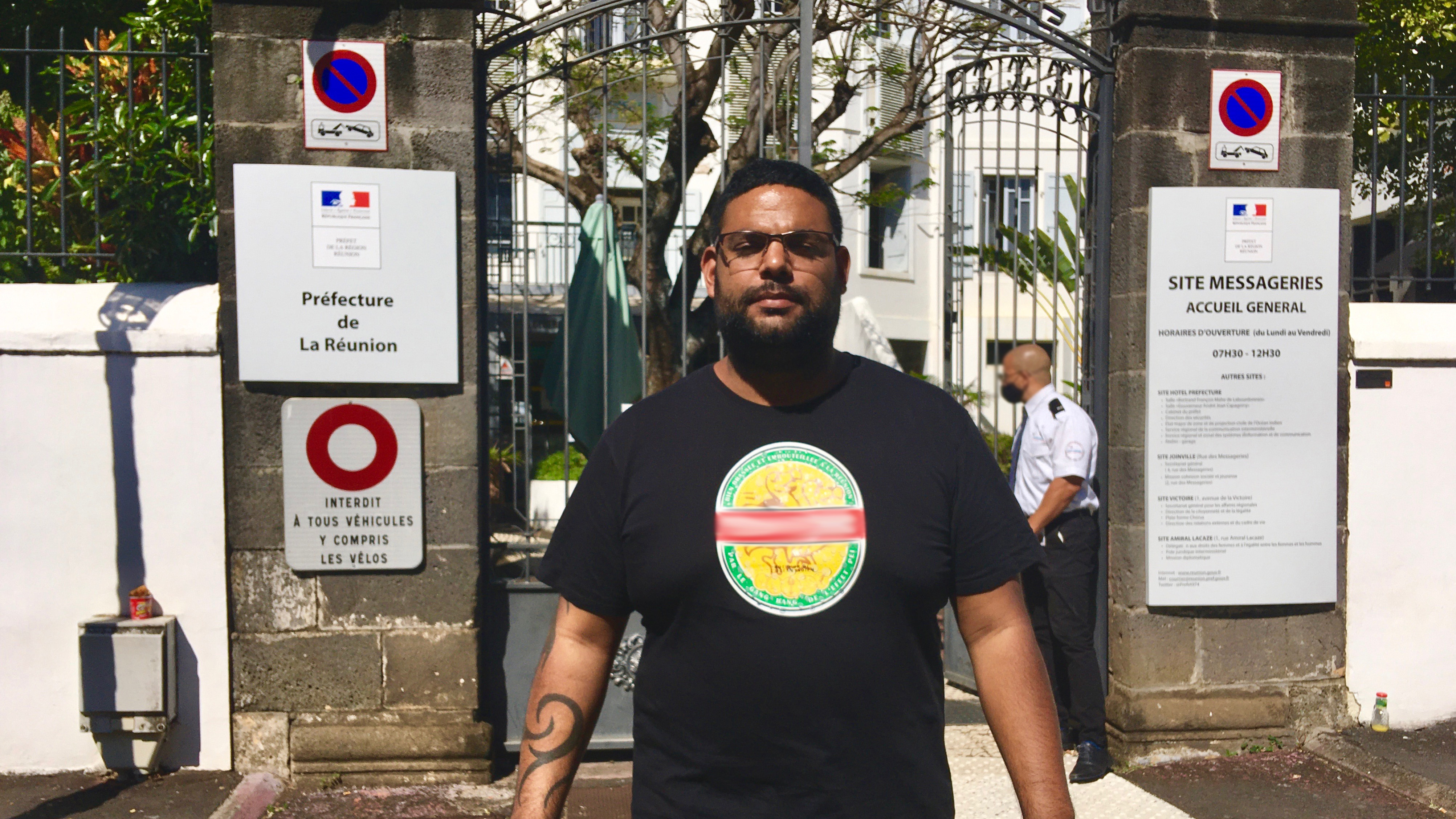 Bloqué à La Réunion depuis 2 mois, il entame une grève de la faim devant la préfecture