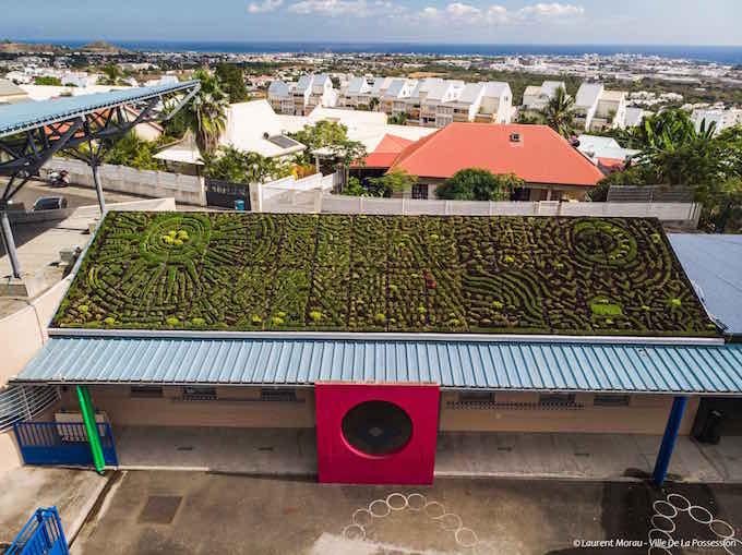 La Possession: Une toiture végétale à l'école Célimène