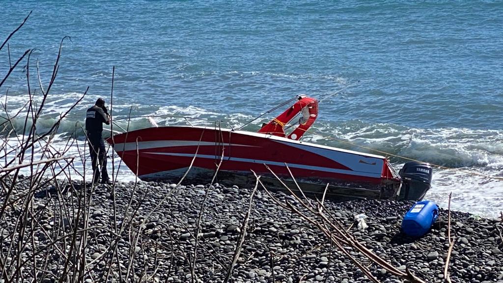 Vidéo - Un hors-bord échoué à Saint-Benoît, l'hélicoptère survole l'océan