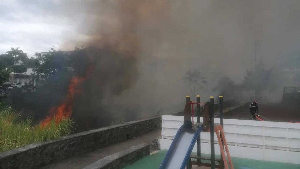 Saint-Denis : Important feu de broussailles dans le Bas de la Rivière