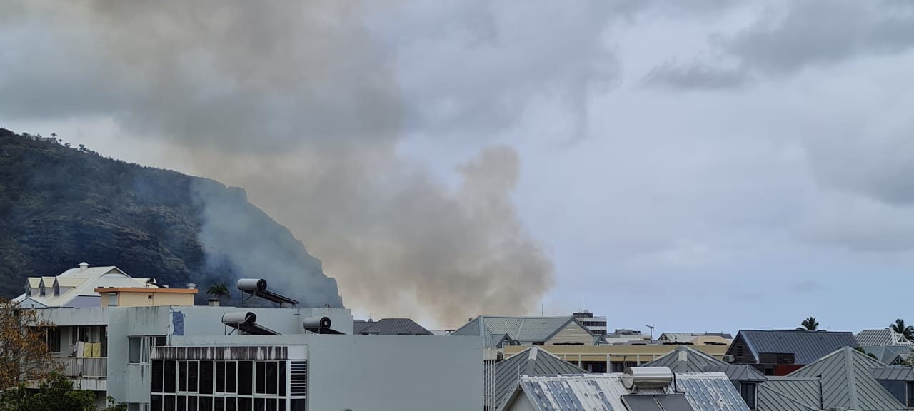 Saint-Denis : Important feu de broussailles dans le Bas de la Rivière