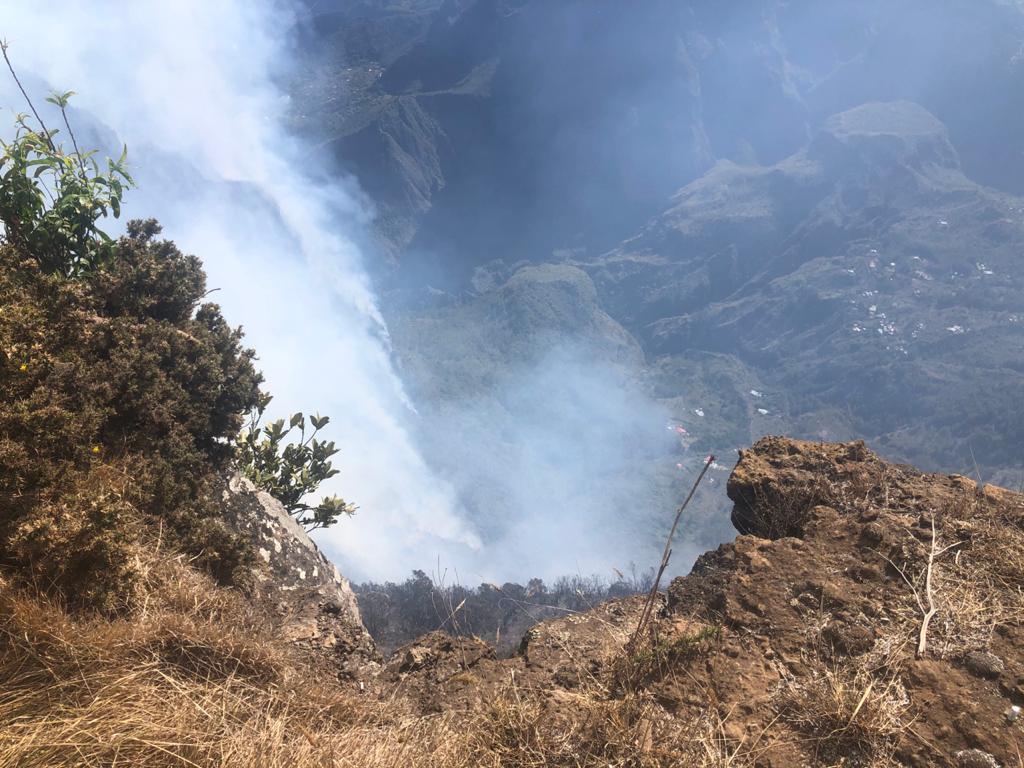 Photos et vidéo - Incendie au Maïdo : Un important dispositif des pompiers déployé 