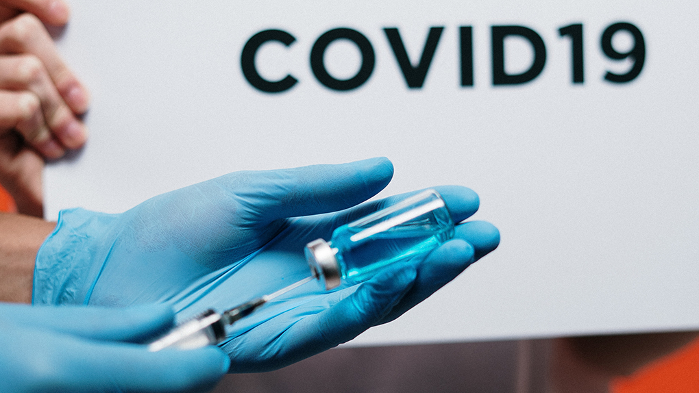Covid-19: Deux laboratoires affirment que leur vaccin est "efficace à 90%" et disponible dès cette année