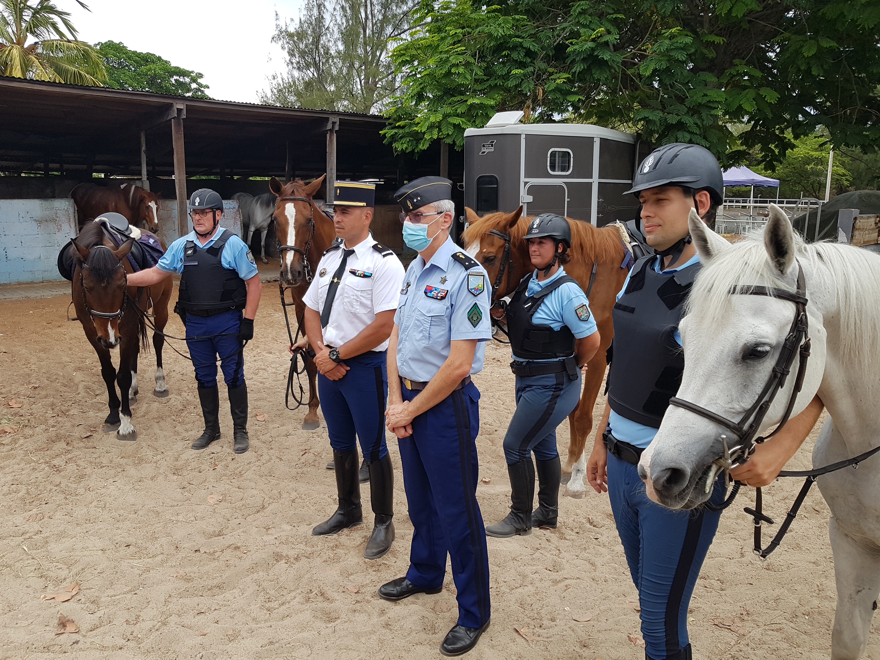 Le général Pierre Poty est venu saluer les quatre nouveaux cavaliers du groupe à cheval de la gendarmerie de La Réunion ainsi que la formation délivrée par l’adjudant Chartier