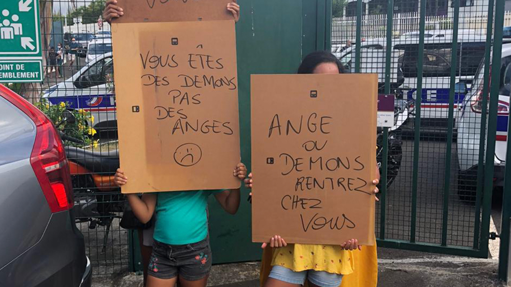 Vidéo - Des Réunionnais manifestent devant le Créolia contre les ‘’Anges’’