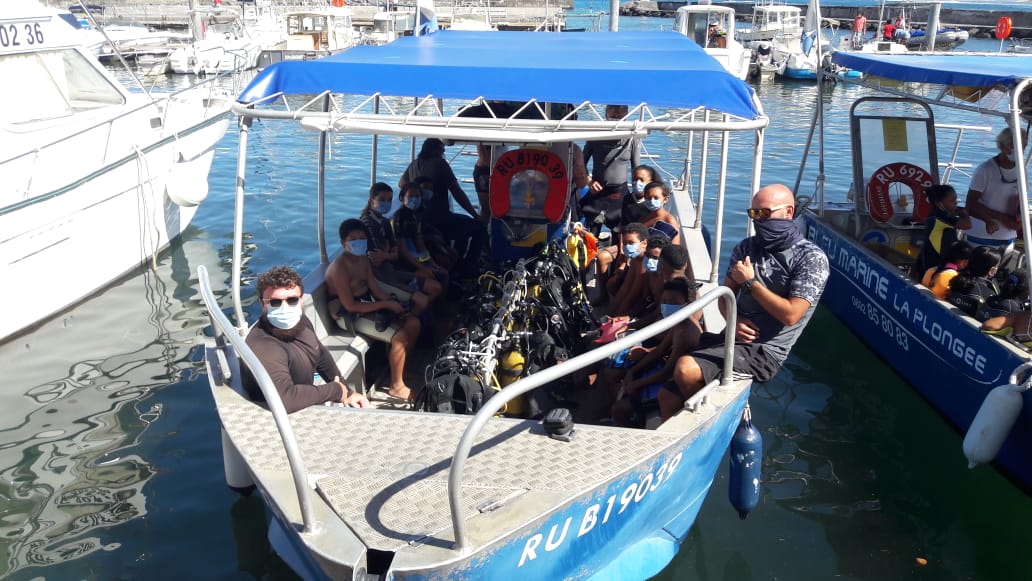 Baptême de plongée : les marmailles de 1000 Sourires découvrent la grande bleue