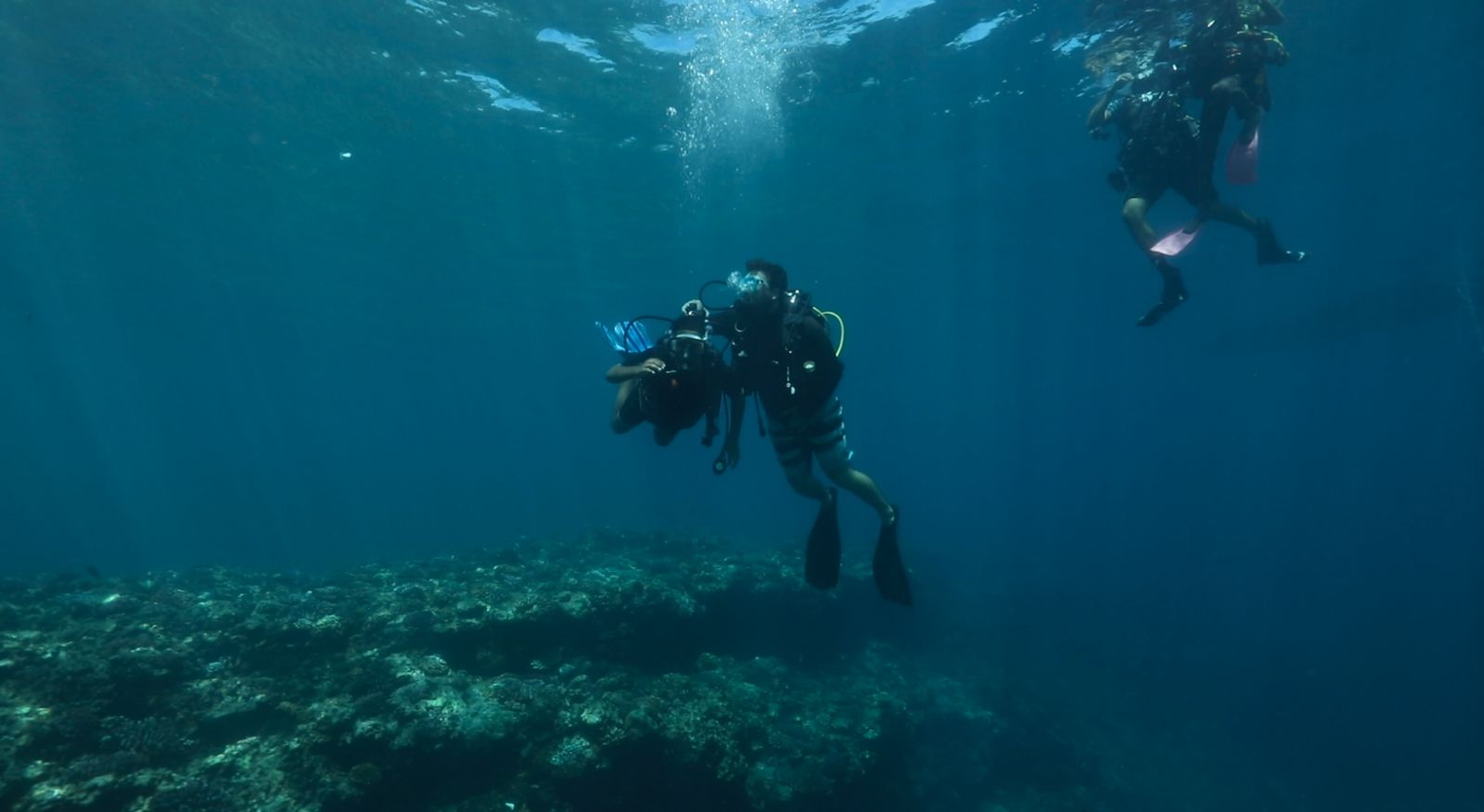 Baptême de plongée : les marmailles de 1000 Sourires découvrent la grande bleue