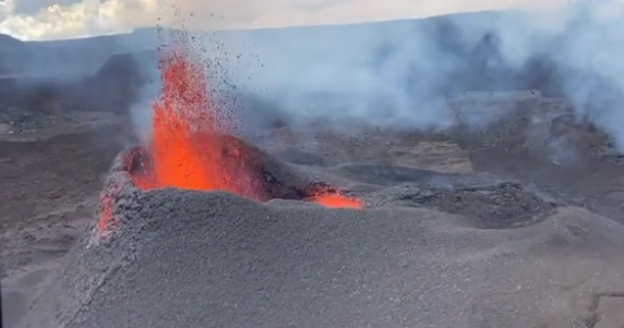 Survol en rase-motte du volcan en éruption