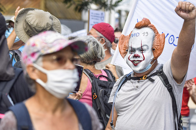 Vidéo - 1er-mai : L'interpellation d'un manifestant sans masque entraîne une mobilisation devant Malartic