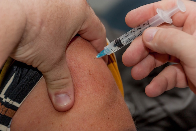 COVID-19 : "Une couverture vaccinale qui évolue mais qui reste insuffisante", indique l'ARS