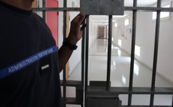 Saint-Pierre : Mal réveillé, un détenu veut se battre avec un surveillant