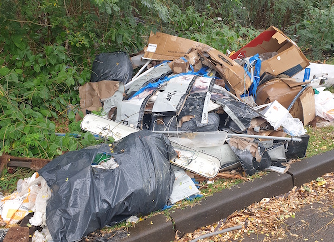 Une montagne de déchets à proximité de l'aéroport Roland Garros