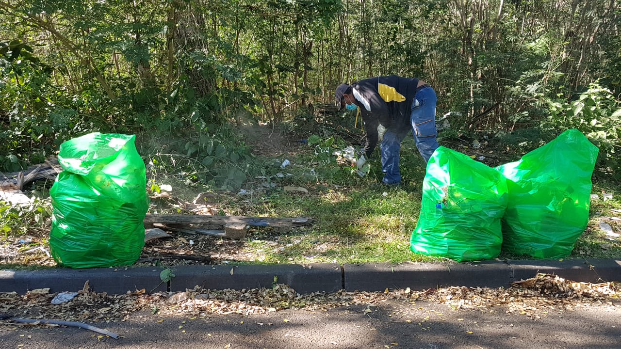 Photos - L'auteur de la montagne de déchets à Gillot mis à l'amende par la brigade verte de la Cinor