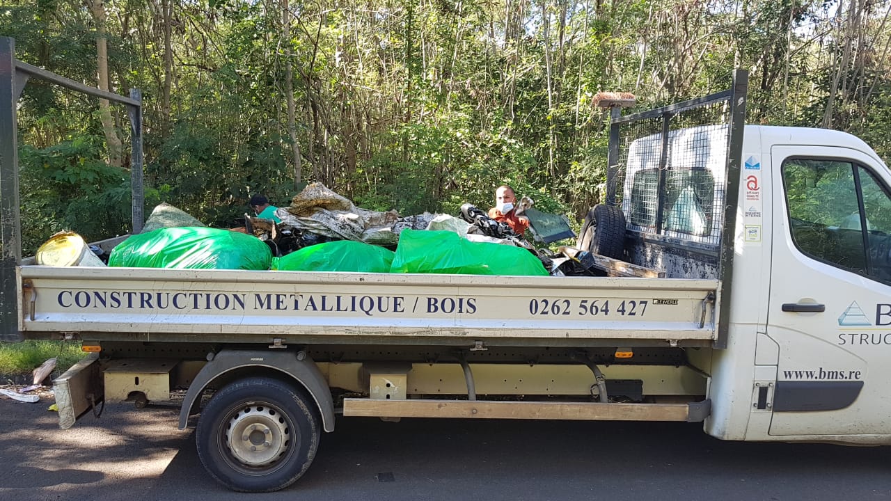 Photos - L'auteur de la montagne de déchets à Gillot mis à l'amende par la brigade verte de la Cinor