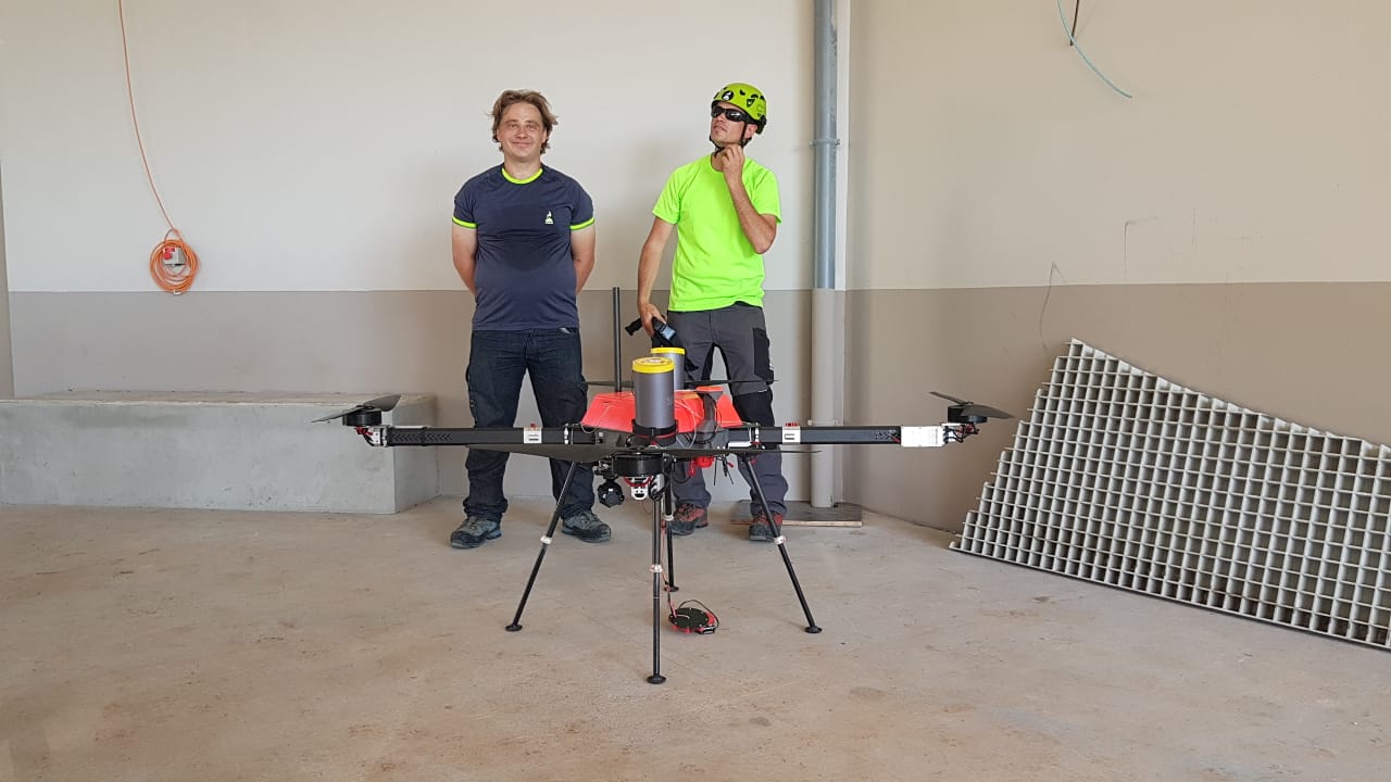 Le pilote du drone (à gauche) et l'organisateur de l'opération avec le casque. Le drone fait 23 kilos et c'est le plus lourd à avoir volé en ville.