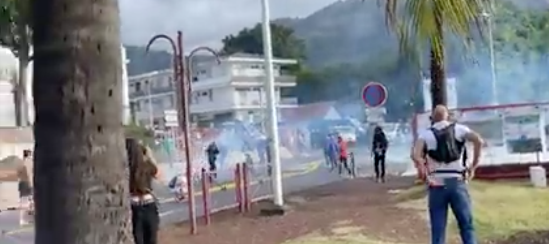 [LIVE] Manifestation anti-pass sanitaire : Des affrontements à Saint-Denis 