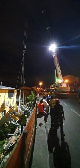 Saint-Paul : Un engin de chantier atterrit dans la cour d'une maison