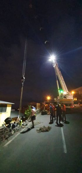 Saint-Paul : Un engin de chantier atterrit dans la cour d'une maison