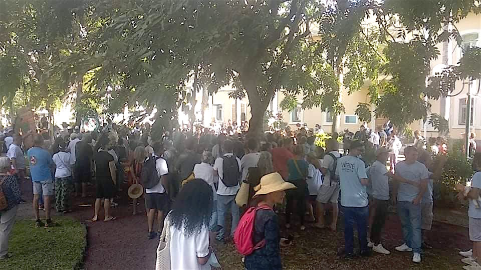 Mobilisation devant la mairie de St-Paul (Photo : Page Facebook QG Zazalé)