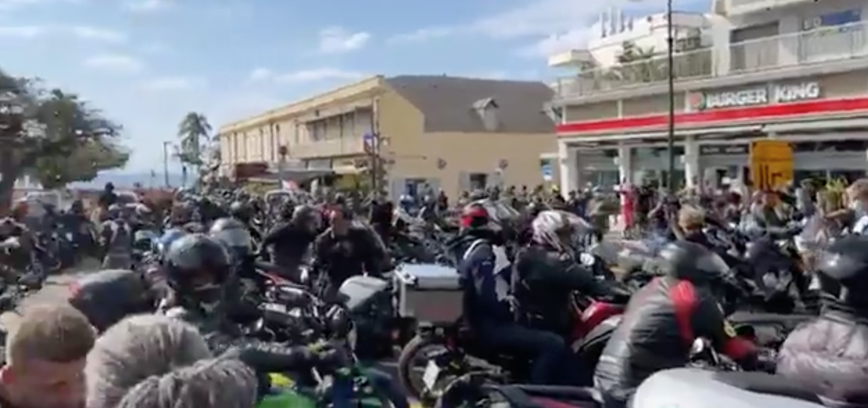 Manifestations anti-pass sanitaire : Des motards rejoignent le mouvement devant la préfecture 