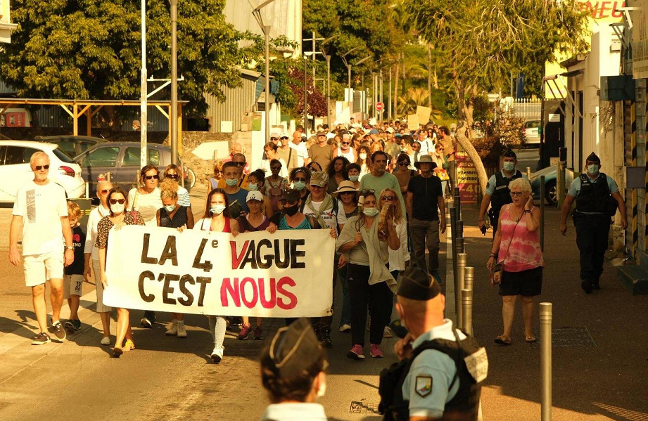 Photos - Le rassemblement anti pass de Saint-Leu se termine par un apéro citoyen