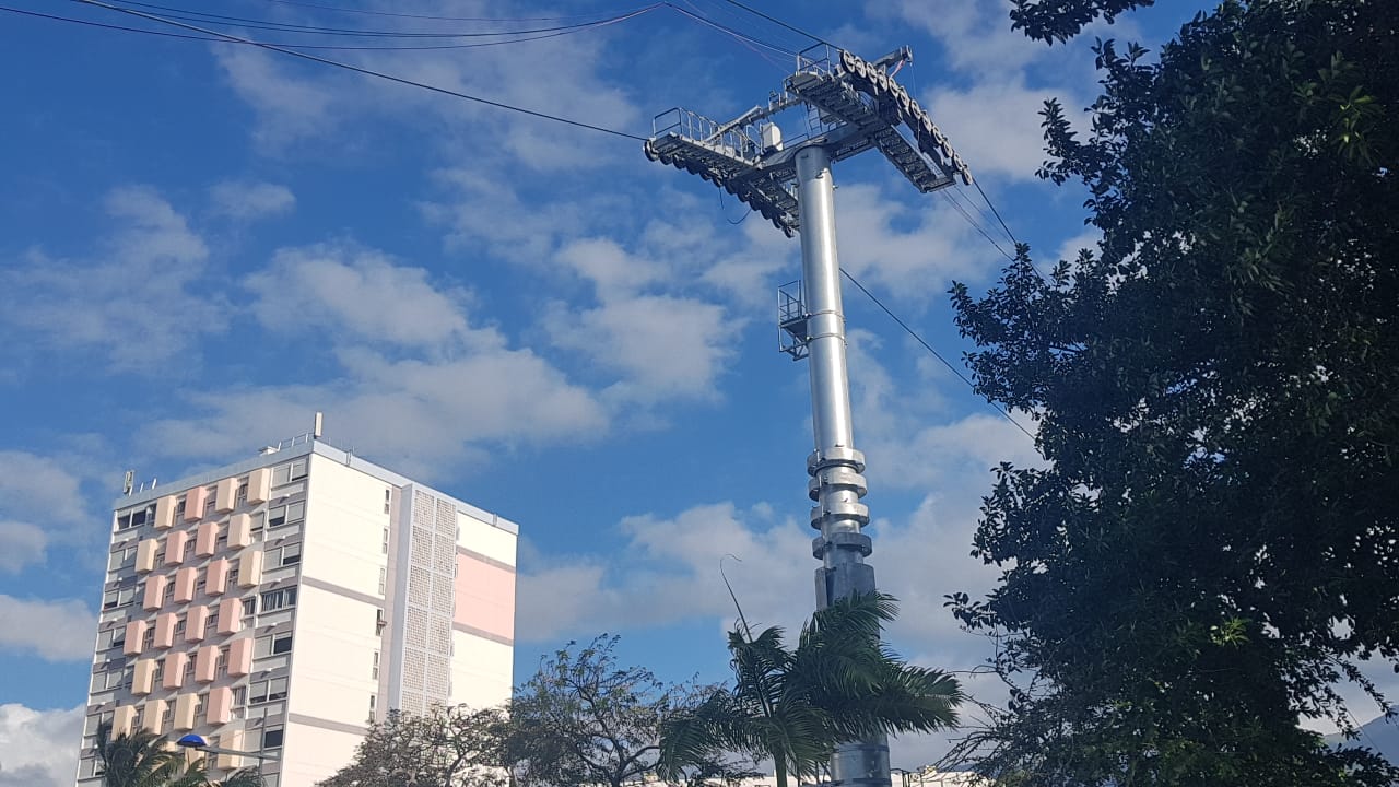 Téléphérique à St-Denis : Pose du câble principal