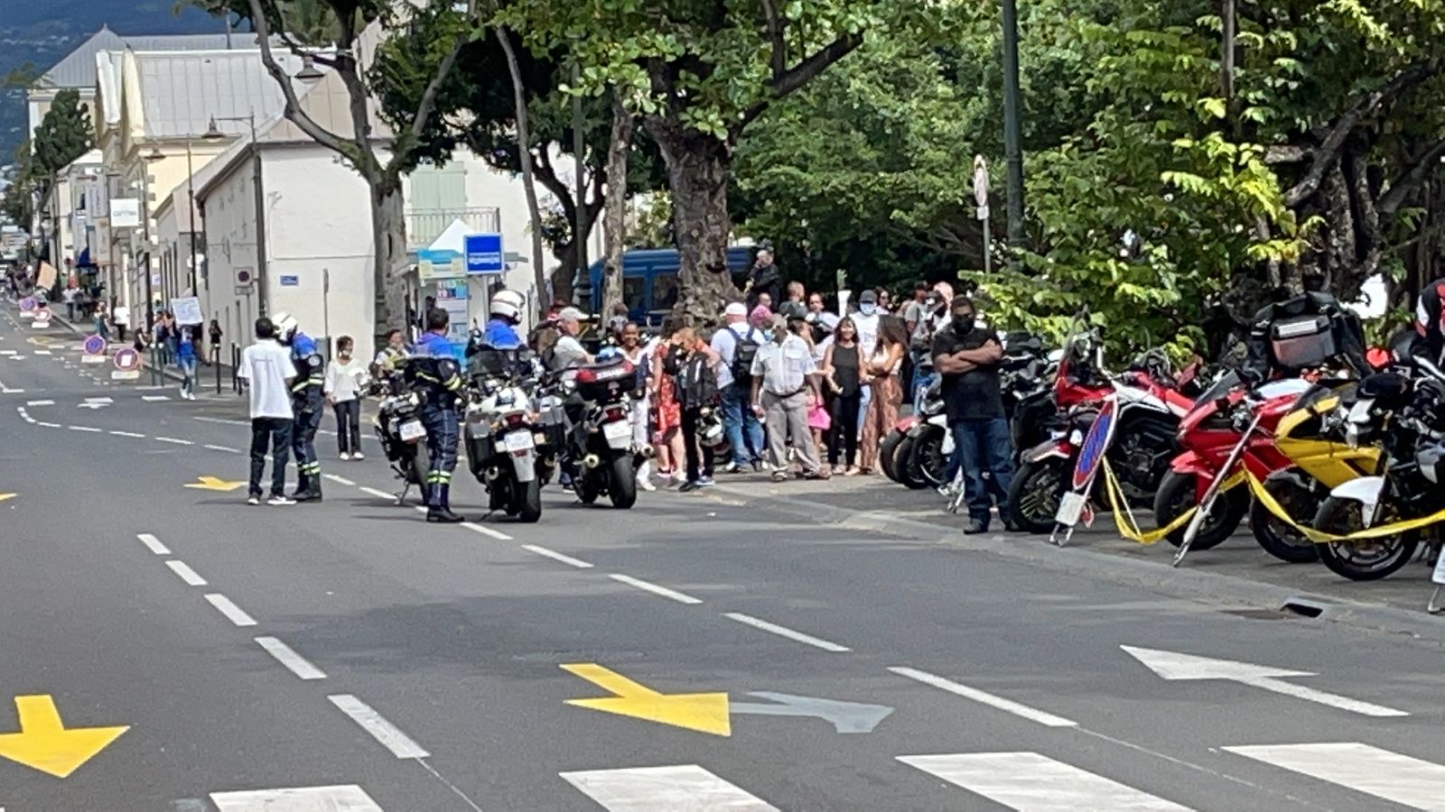 Vidéo - Les motards sont en place pour la manifestation anti pass à Saint-Denis