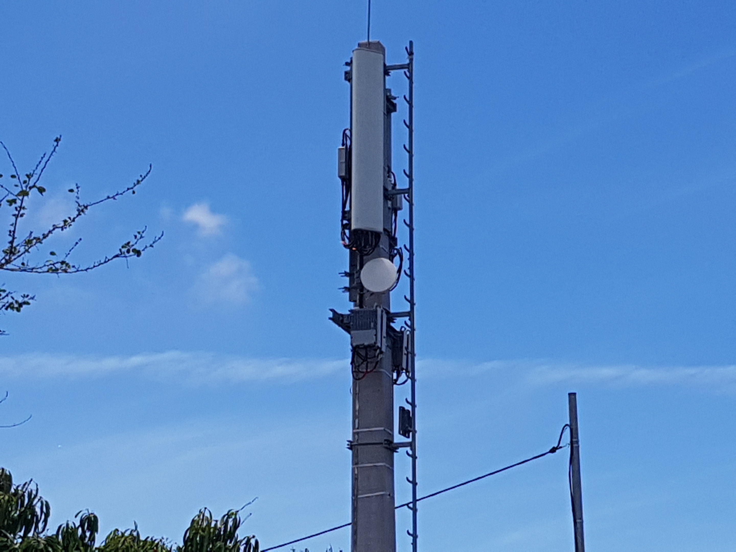 SFR déplore la dégradation volontaire d'une antenne relais dans le sud