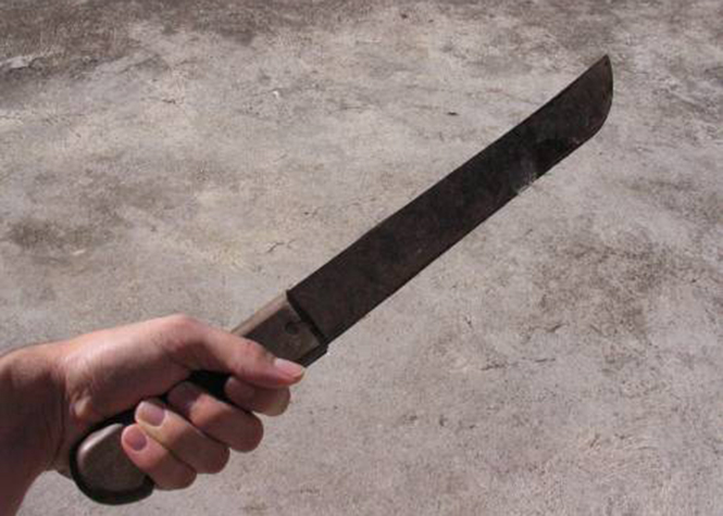 Etang-Salé : Le pompier sort un sabre pour régler un conflit avec son voisin