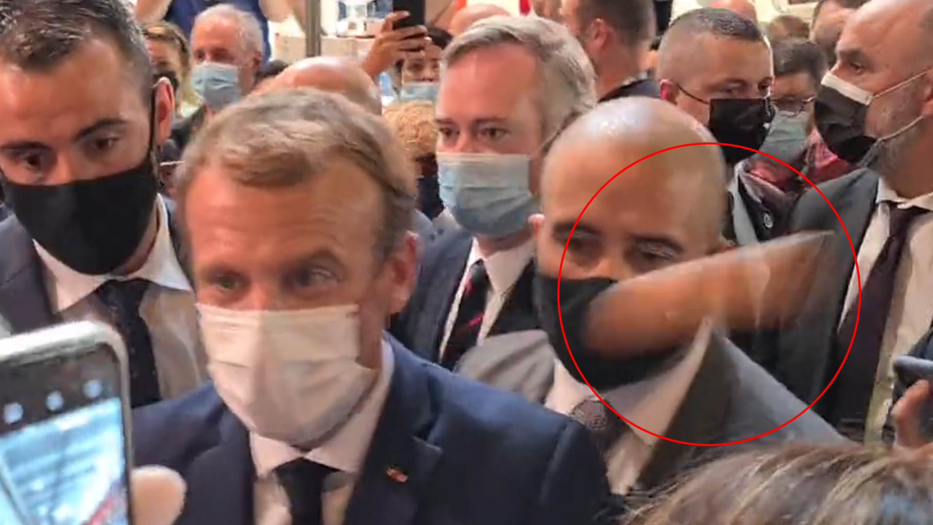 Vidéo - Macron visé par un jet d'oeuf au Salon de la restauration