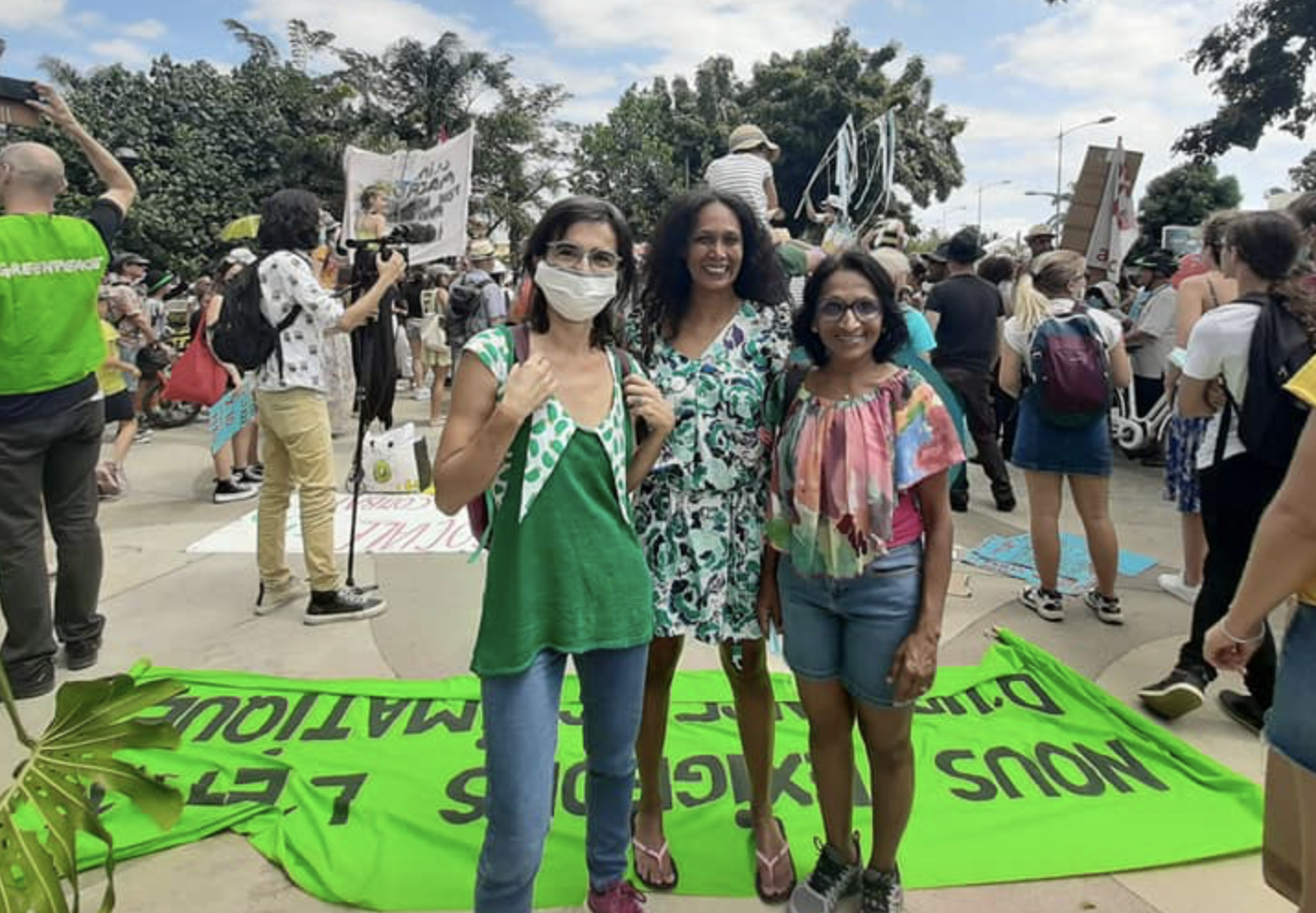 Mélissa Cousin (au centre) lors de la "Marche pour un futur climatique viable" organisée samedi dernier à Saint-Paul