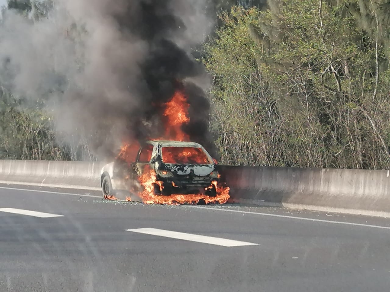 Un véhicule en feu sur la route des Tamarins