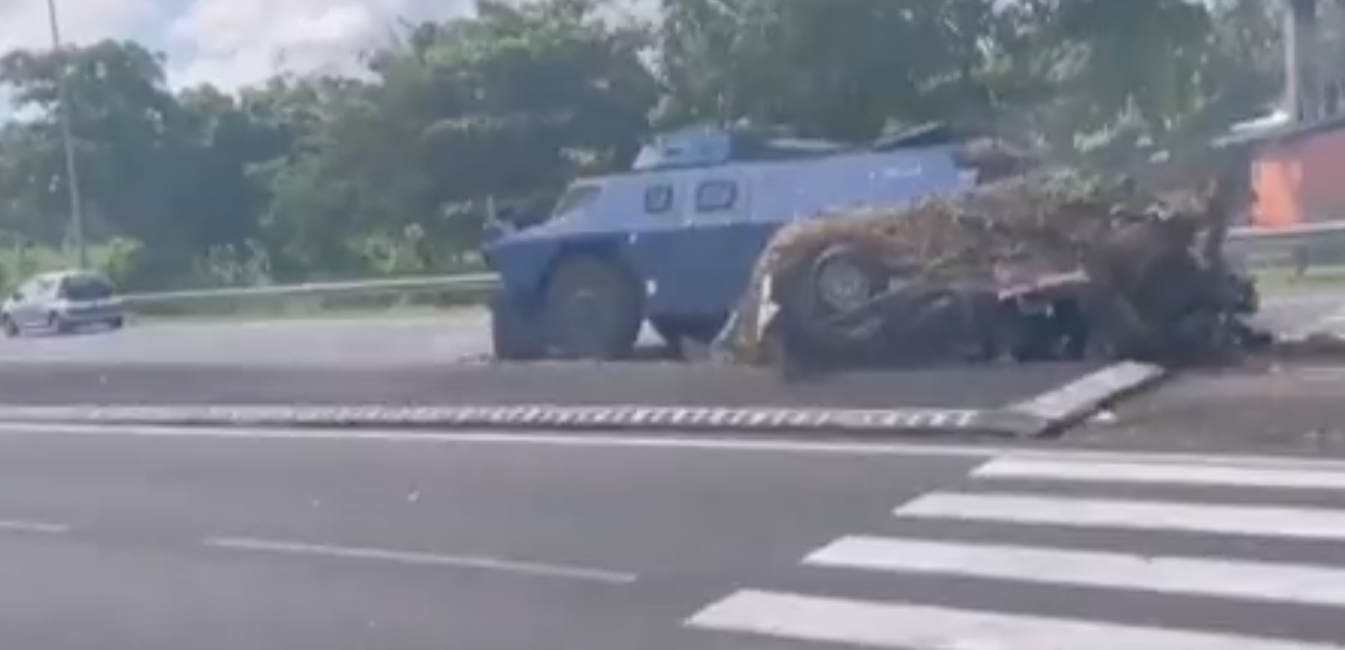 Un blindé de la gendarmerie en train de démanteler un barrage en Guadeloupe