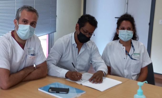 Signature du protocole IPA Dr Mohamed KHETTAB, oncologue au CHU Sud Réunion, Gianni SERMONT, Coordonnateur Général des Soins du CHU de La Réunion, Audrey MENAND, Infirmière en Pratique Avancée au CHU Sud Réunion.