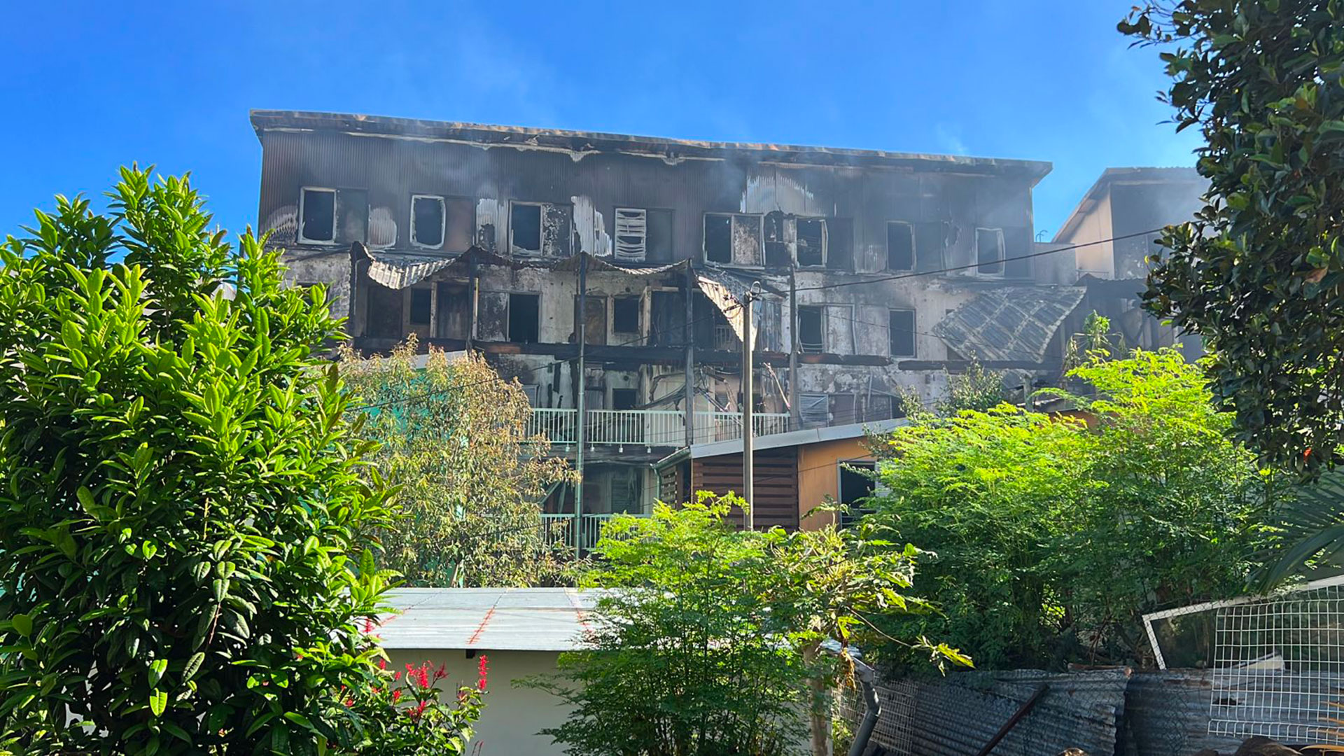 Photos : Un immeuble complètement détruit par les flammes à Saint-Denis 
