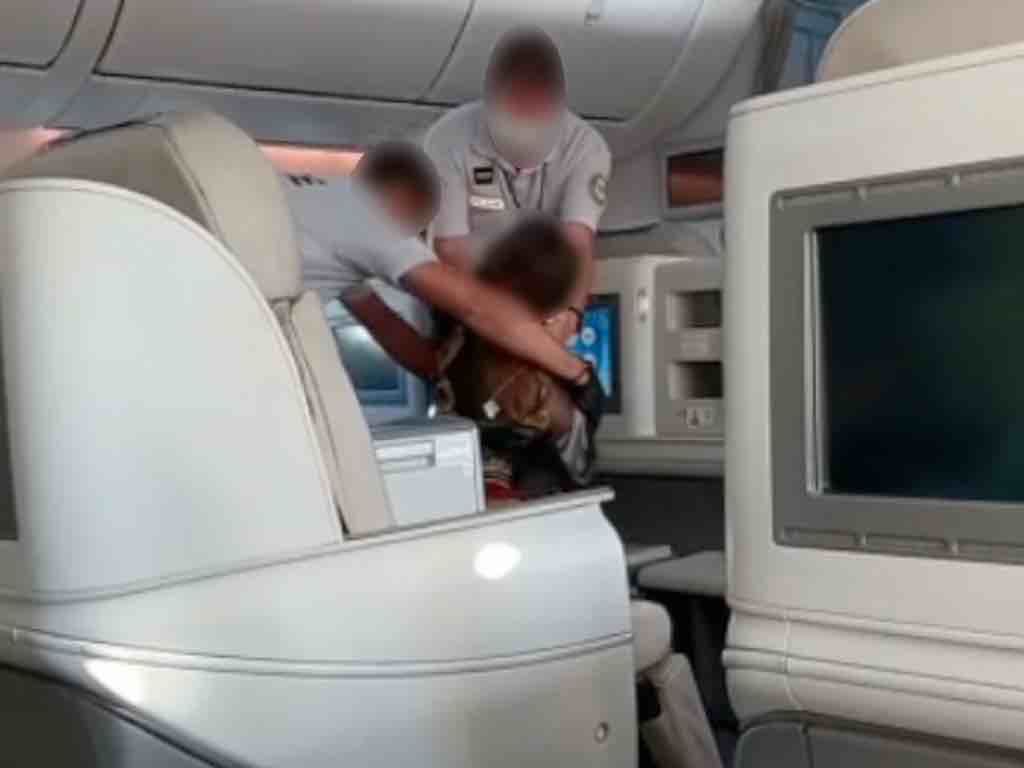 Vidéo - Un passager excité interpellé dans un avion à Gillot
