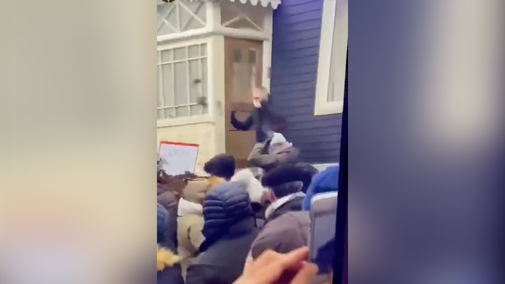 Vidéo - Saint-Pierre-et-Miquelon : L’agression d’un député LREM devant chez lui