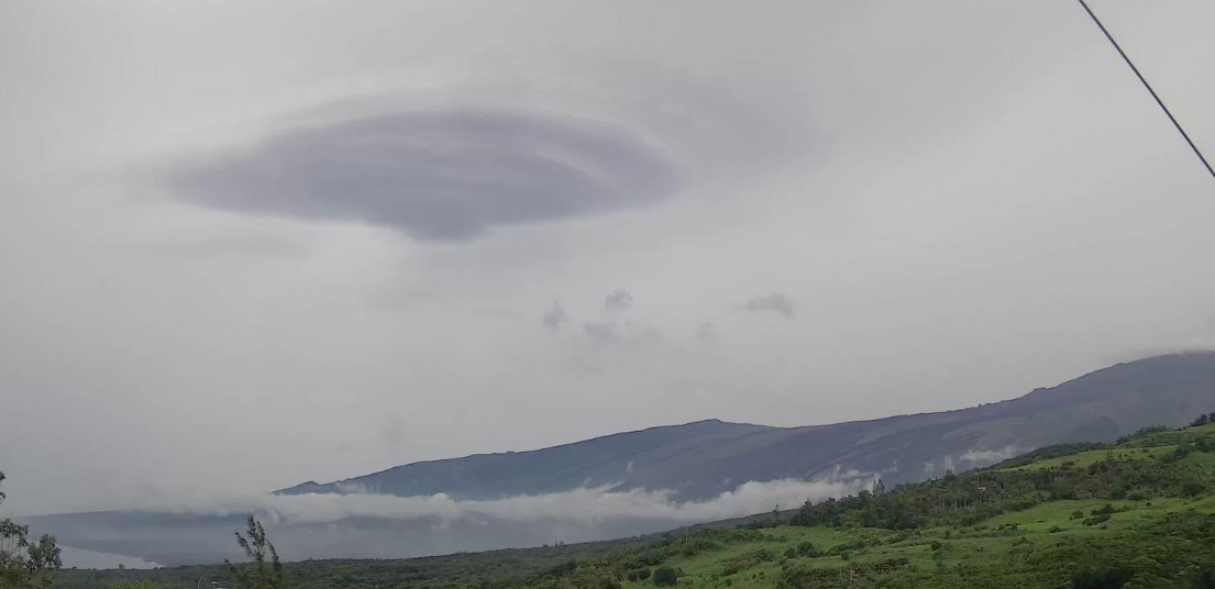 Un nuage lenticulaire au-dessus du Volcan en éruption