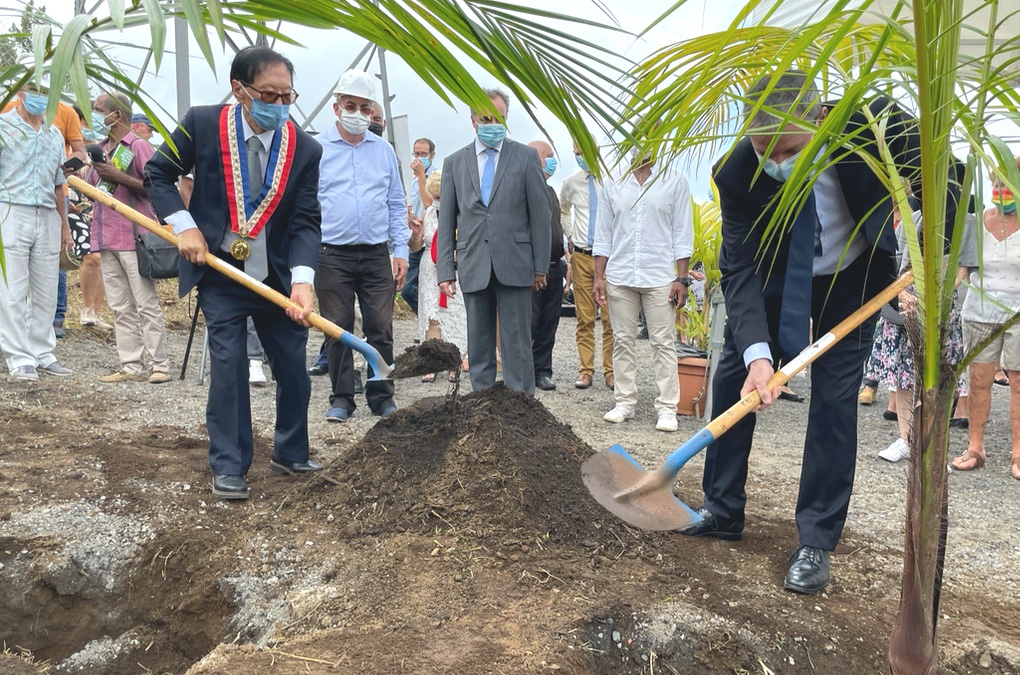 Pour l’occasion, Jacques Billant et André Thien Ah Koon ont planté les deux premiers palmiers endémiques de l’extension du Parc des Palmiers, des palmistes Roussel