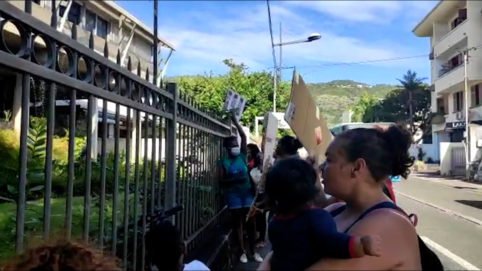 Vidéo - Flacourt : Les locataires manifestent et sont reçus par la SIDR